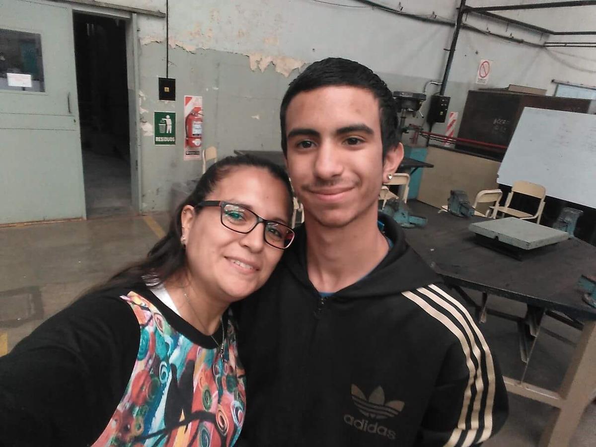 Nicolas Tizeira en el Casal Calviño — escuela técnica con una profesora