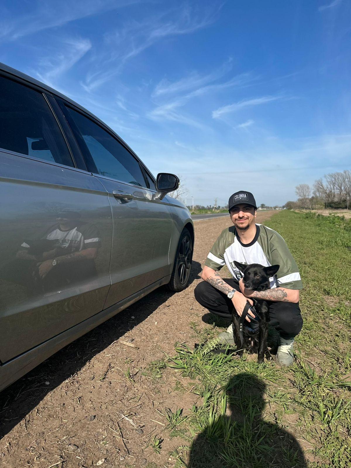 Nicolas Tizeira con Loki, su perro